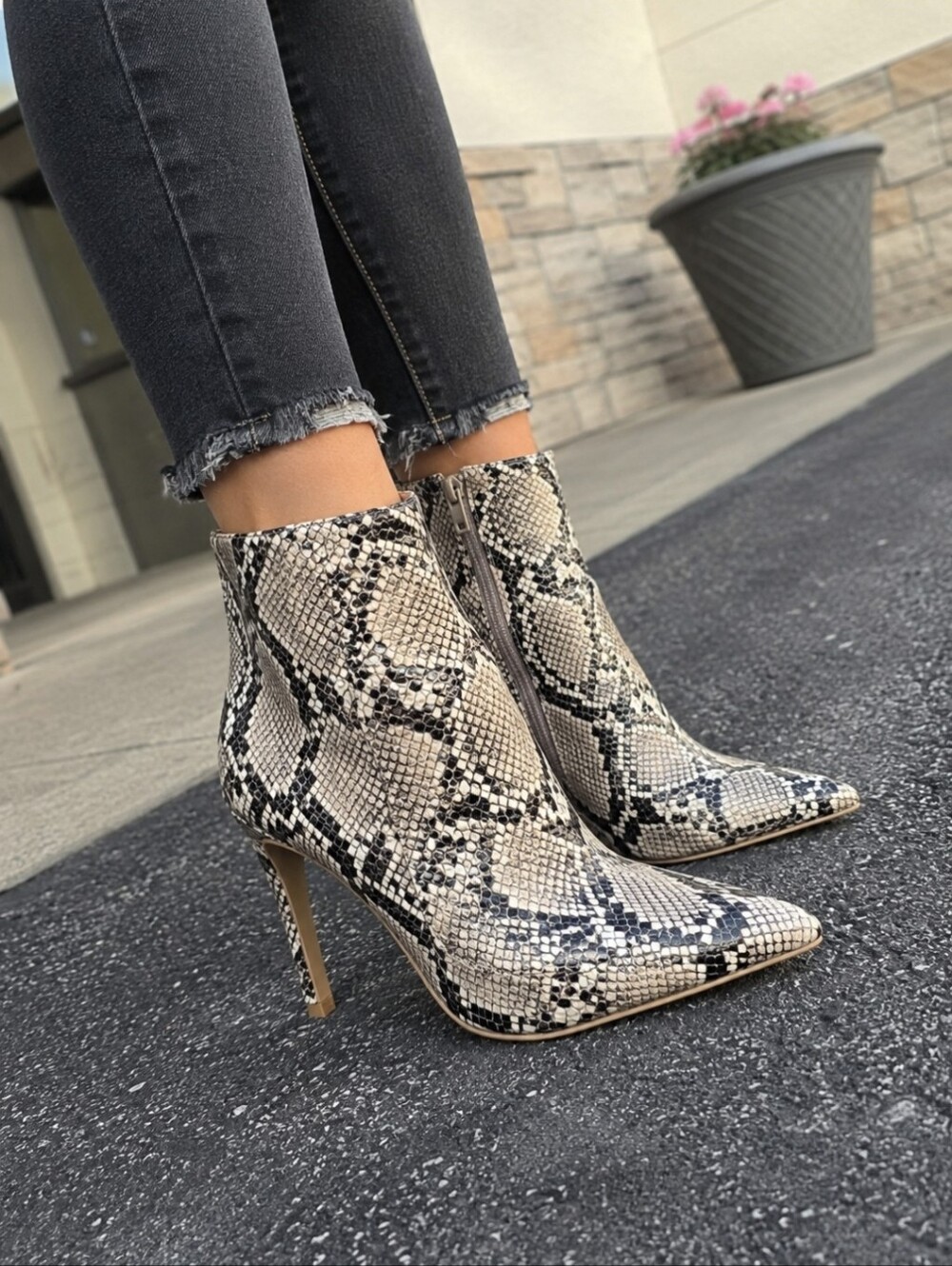 NWT Express Snake Print Pointed Toe Stiletto Ankle Booties Size 7